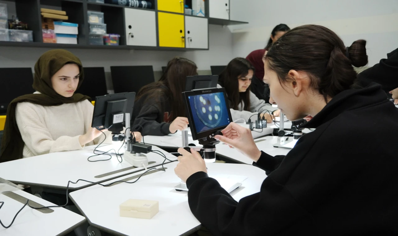 Bursa’da kızlarla bilimsel ve teknolojik buluşma