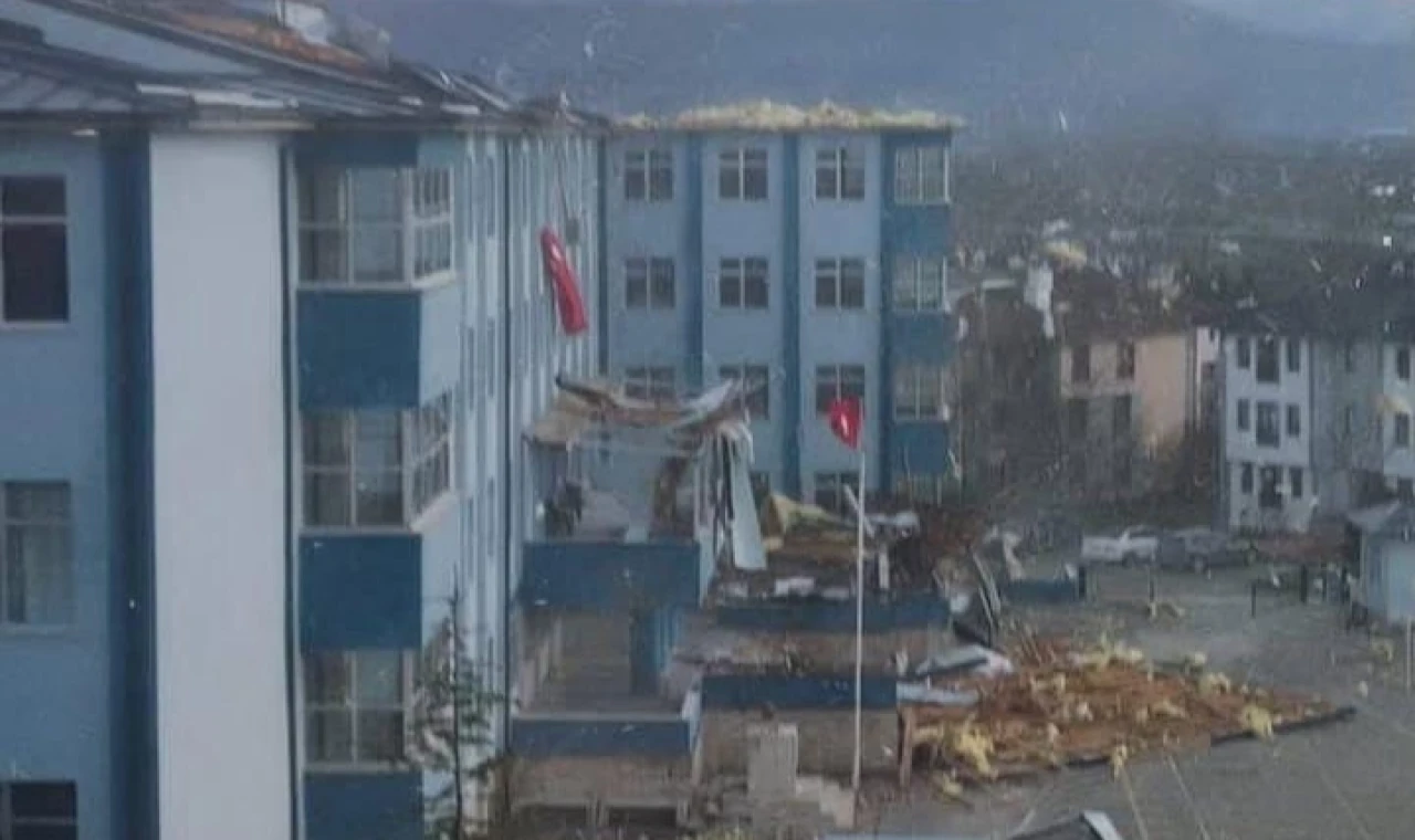 Düzce’de şiddetli rüzgârda lisenin çatısı yıkıldı