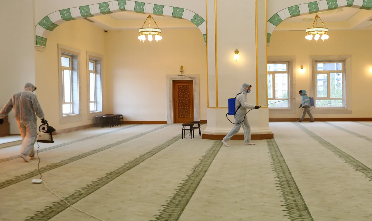 Gaziantep’te camiler mis gibi kokuyor