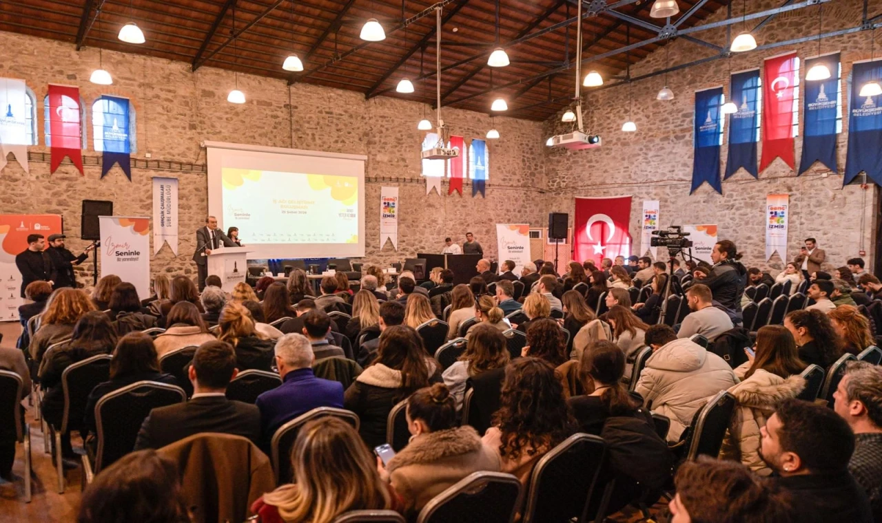 İzmir’de gençler ile iş dünyası aynı masada