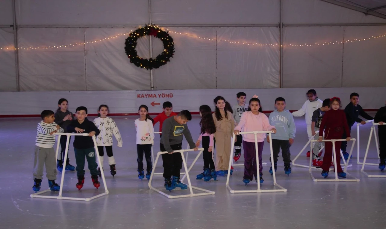 İzmir’de öğrenciler buz pistinde buluştu