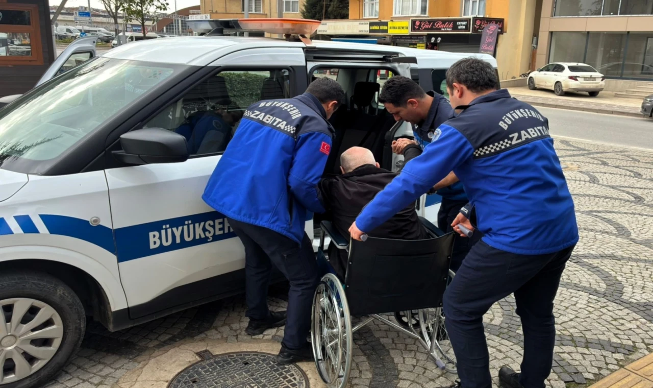 Kocaeli Zabıtası’nın şefkat eli vatandaşın üzerinde