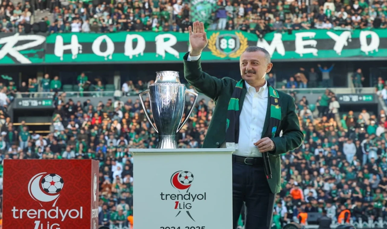 Kocaeli’de Başkan Büyükakın’dan 3 puana 3’lü kutlama