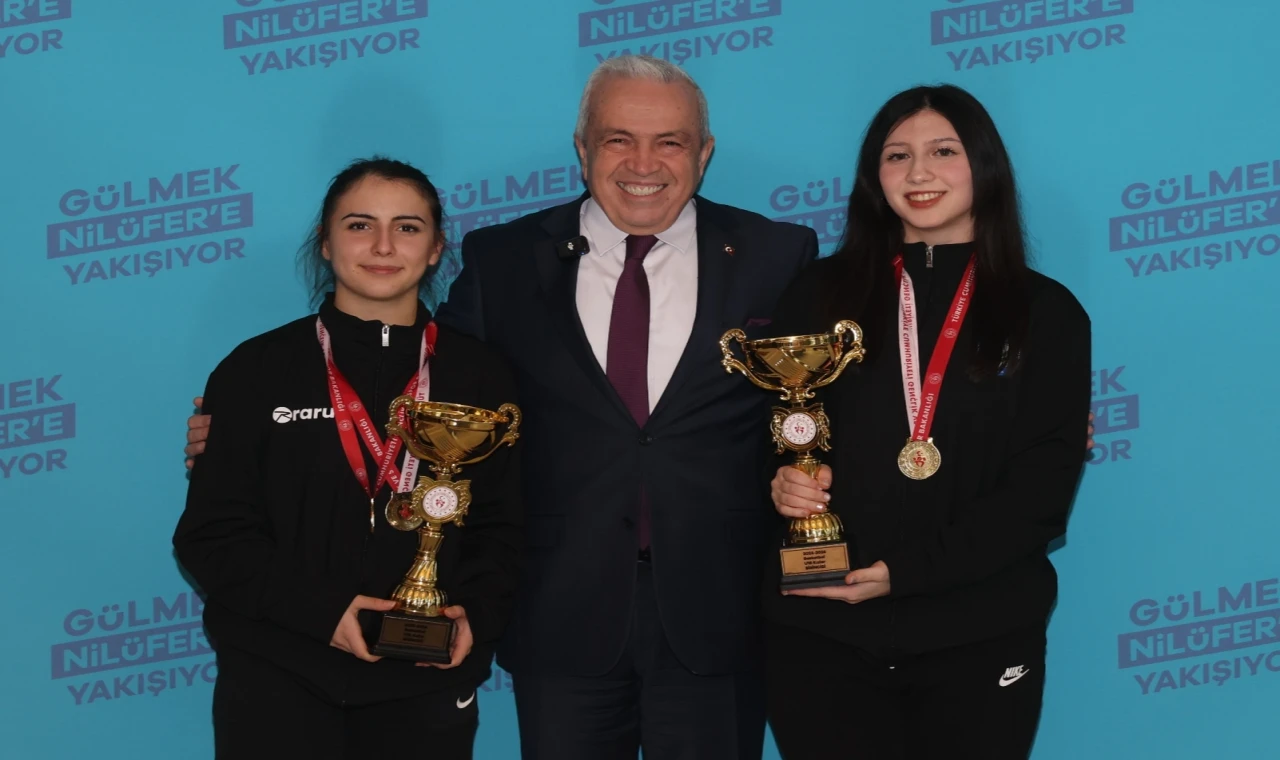 Nilüfer’in şampiyon kızlarından Başkan Özdemir’e kupa ziyareti