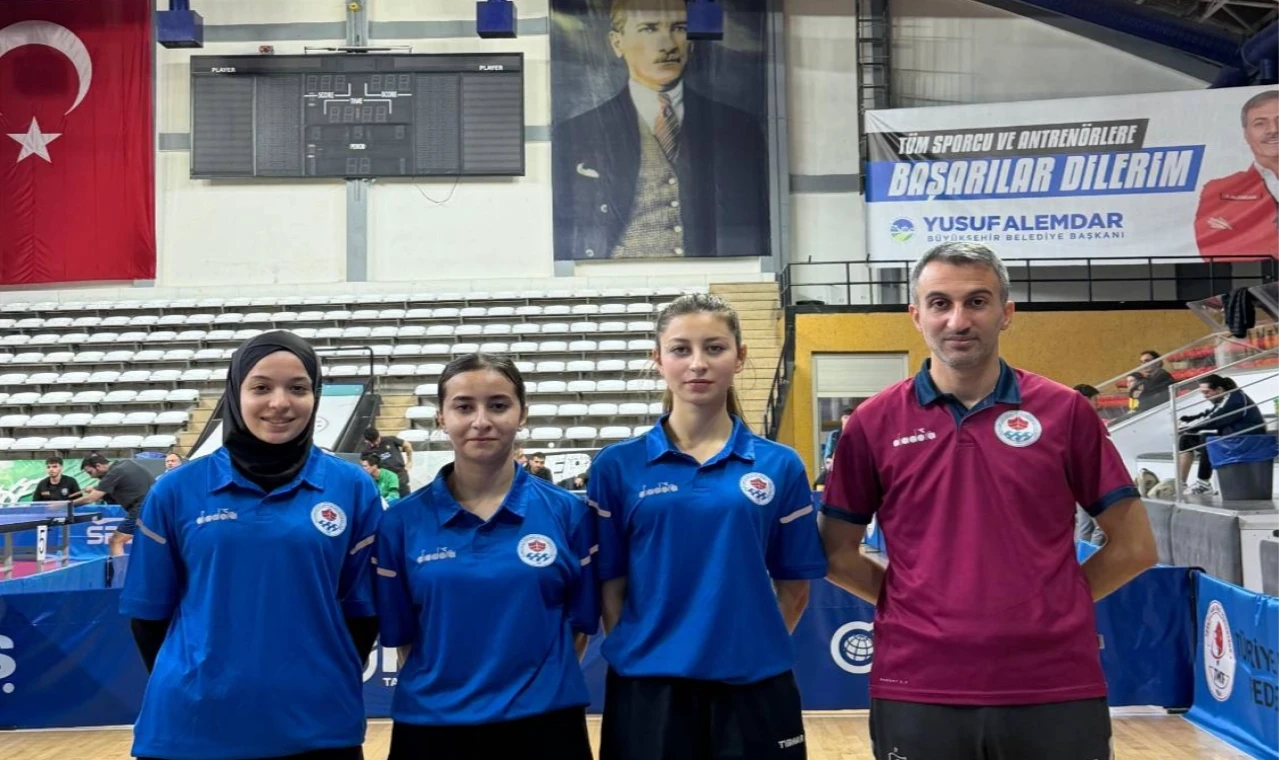Trabzon Büyükşehir kadın masa tenisi takımı zirvede