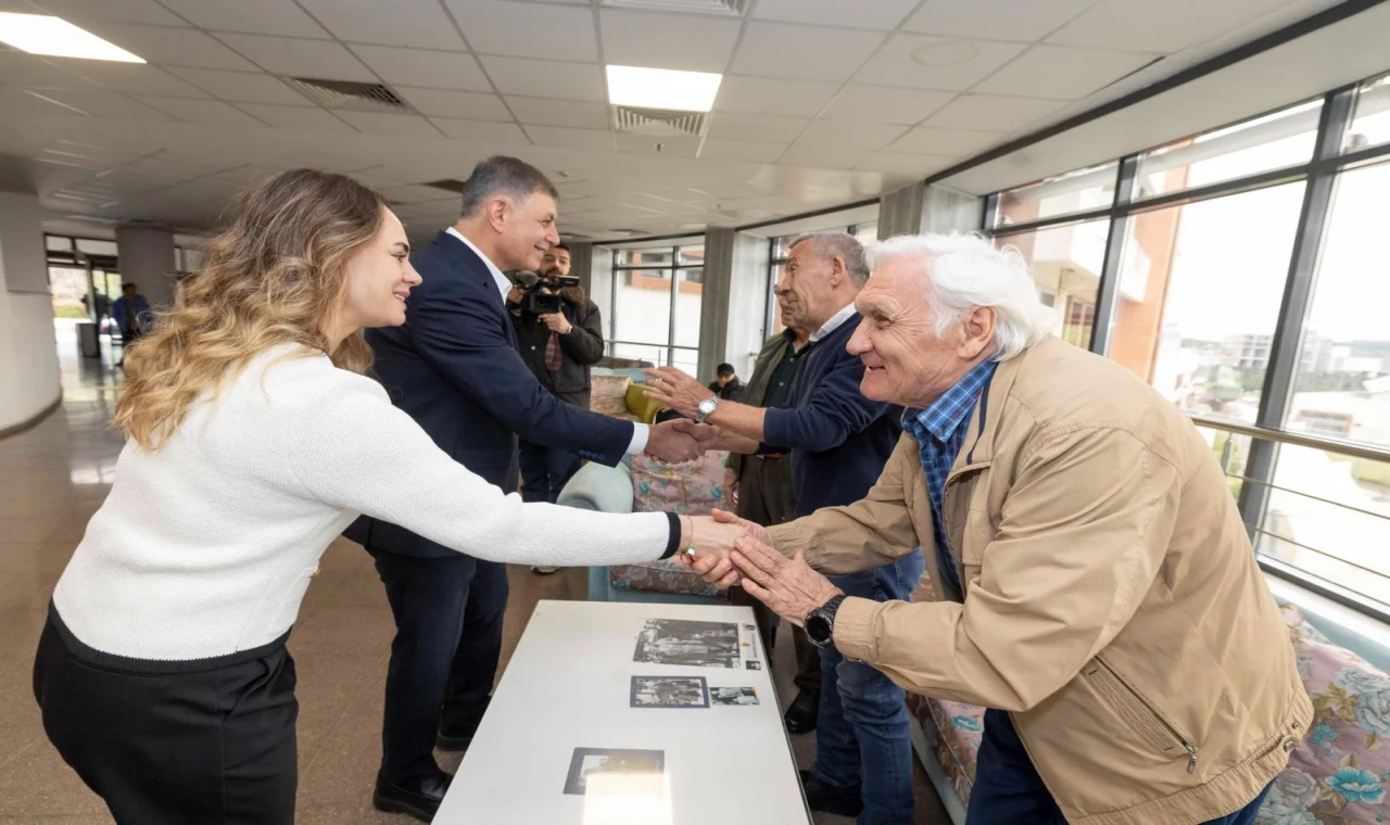 Başkan Tugay İzmir’de huzurevi sakinleriyle bayramlaştı