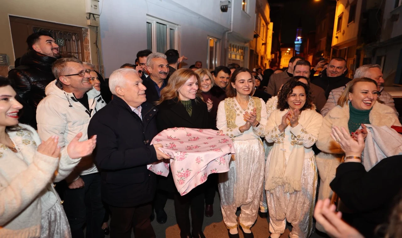 Bursa’da Başkan Bozbey sahurda Arnavut böreği ve tatlı topladı