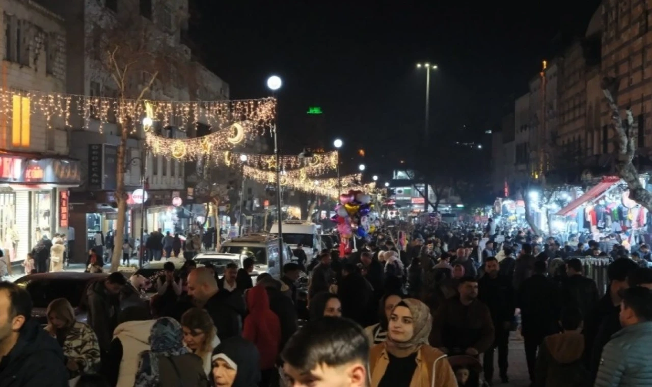 Divanyolu ışıl ışıl parlıyor