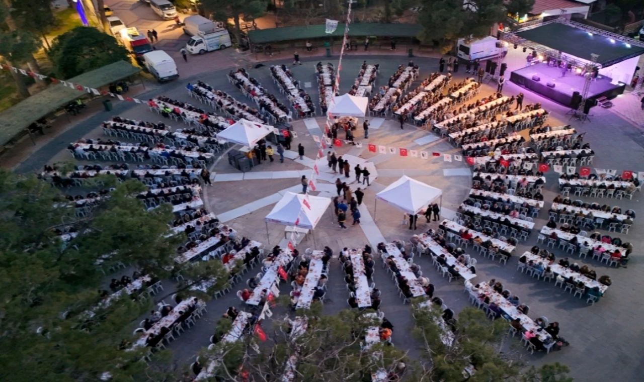 İzmir Bornova’da Kadir Gecesi’nde büyük iftar buluşması