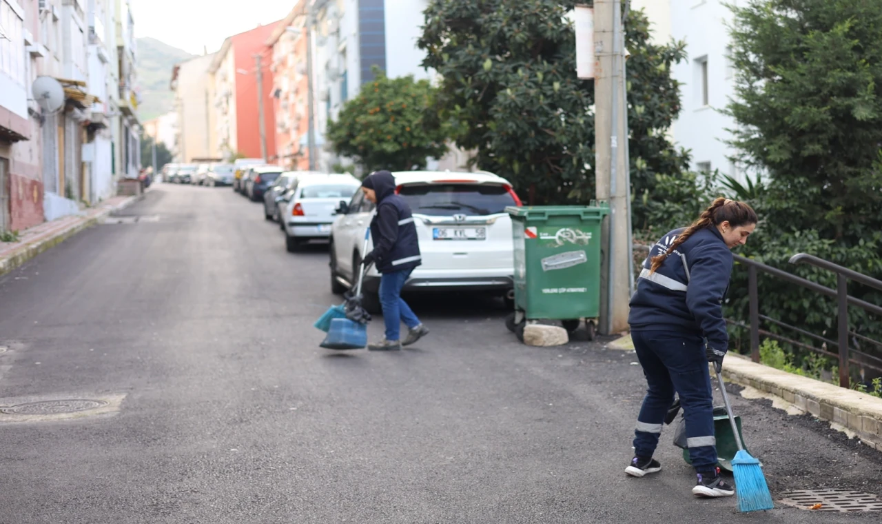 İzmir Karabağlar ‘da temizlik çalışmaları tüm mahallelere yayılıyor