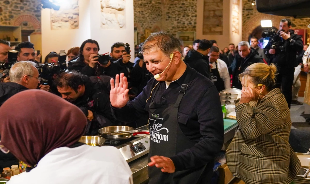 İzmir’de Başkan Tugay önlüğü giyip, mutfağa girdi... Yemekler Başkan Tugay’dan