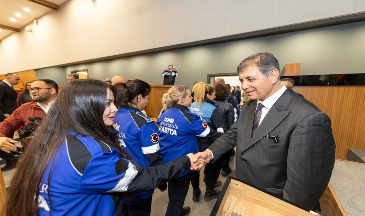 İzmir’de Başkan Tugay personelle bayramlaştı
