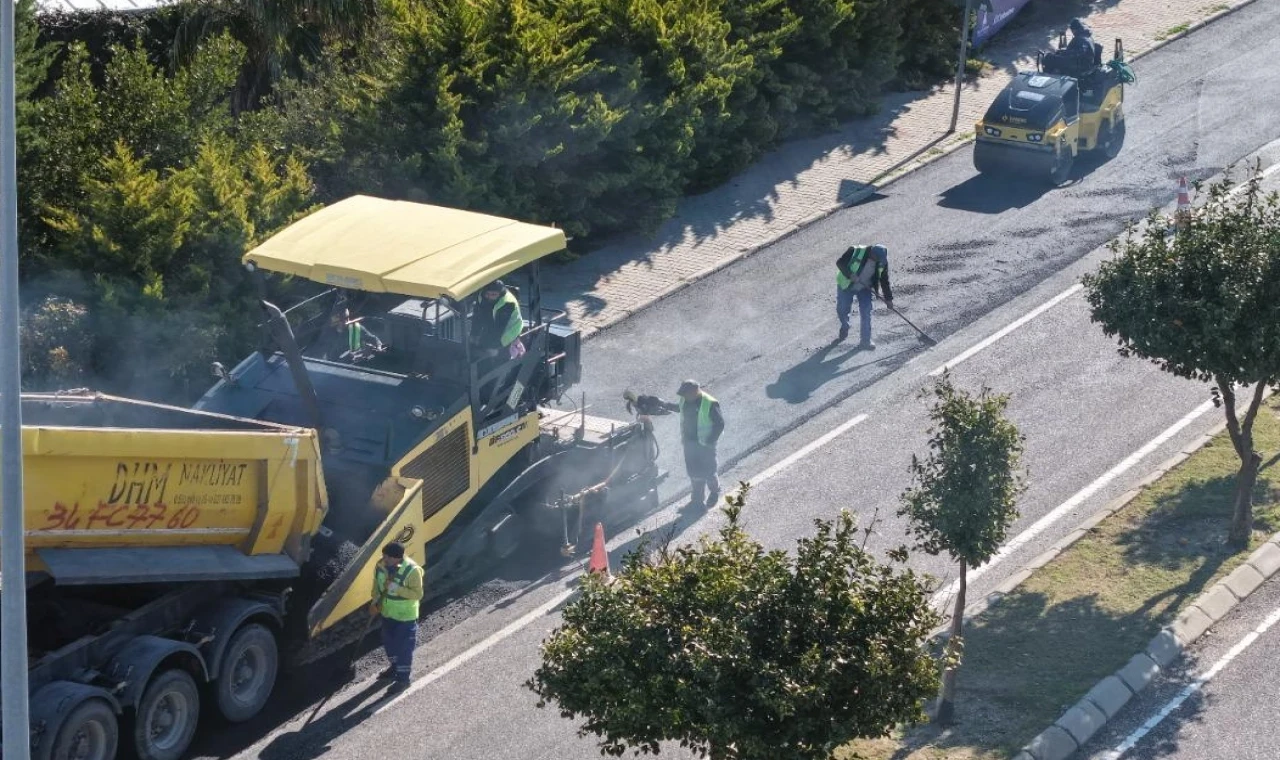 İzmir’de Çeşme’nin yolları yaza hazırlanıyor