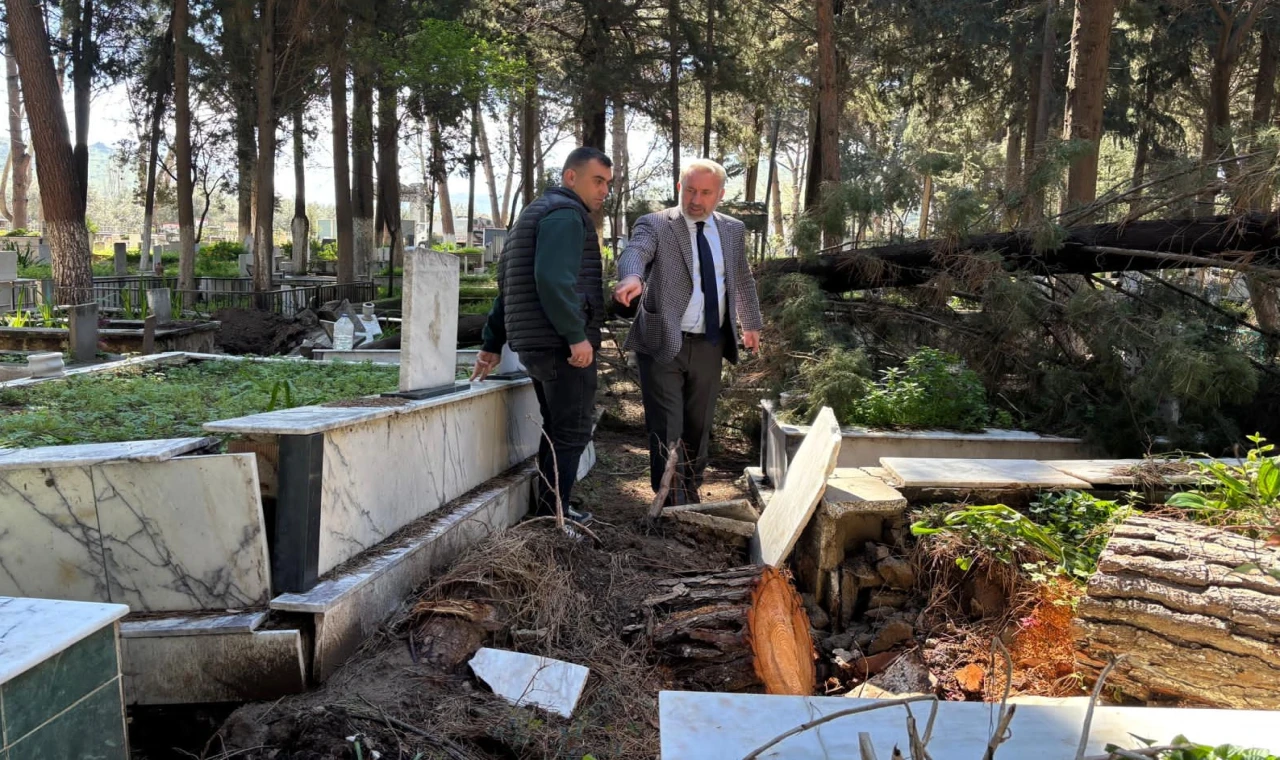 İzmir’de fırtınadan etkilenen mezarlıklara hızlı müdahale