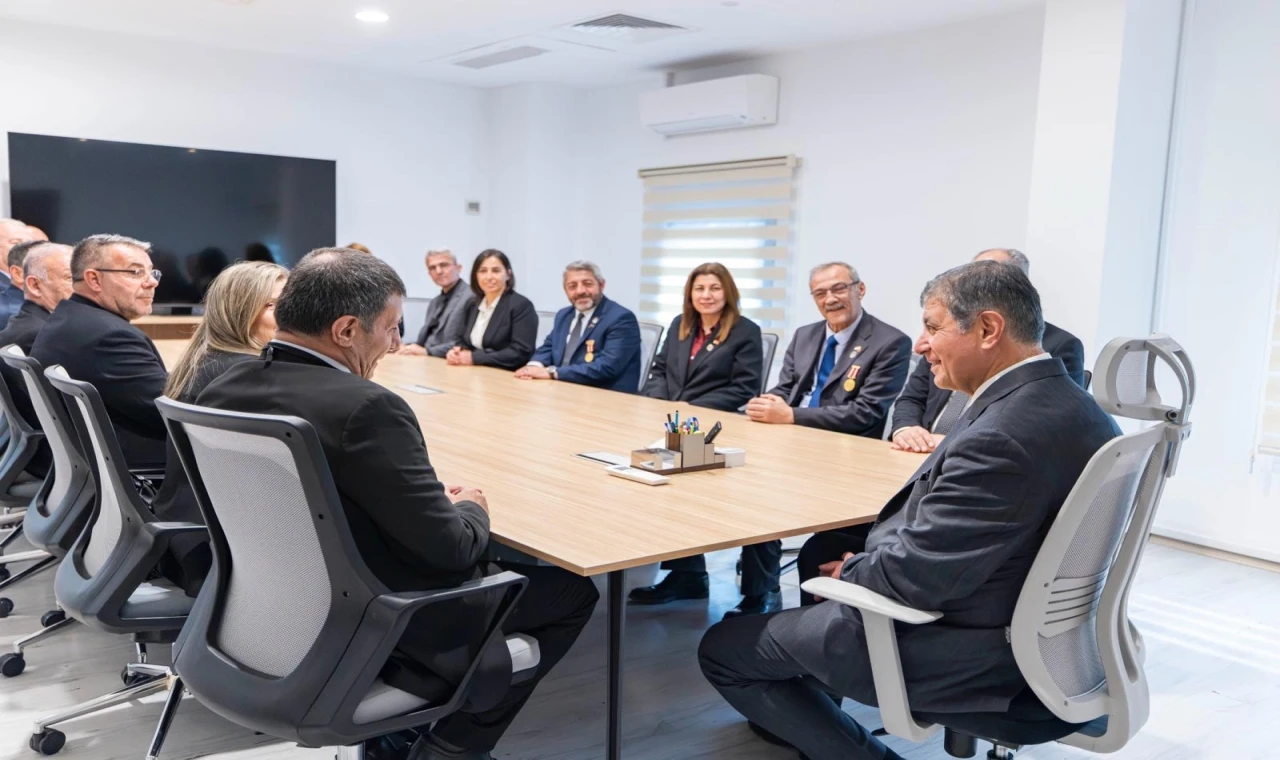 İzmir’de şehit aileleri derneklerinden Başkan Tugay’a ziyaret