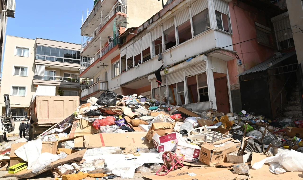 Karabağlar’da ’çöp ev’den 12 kamyon atık çıkarıldı