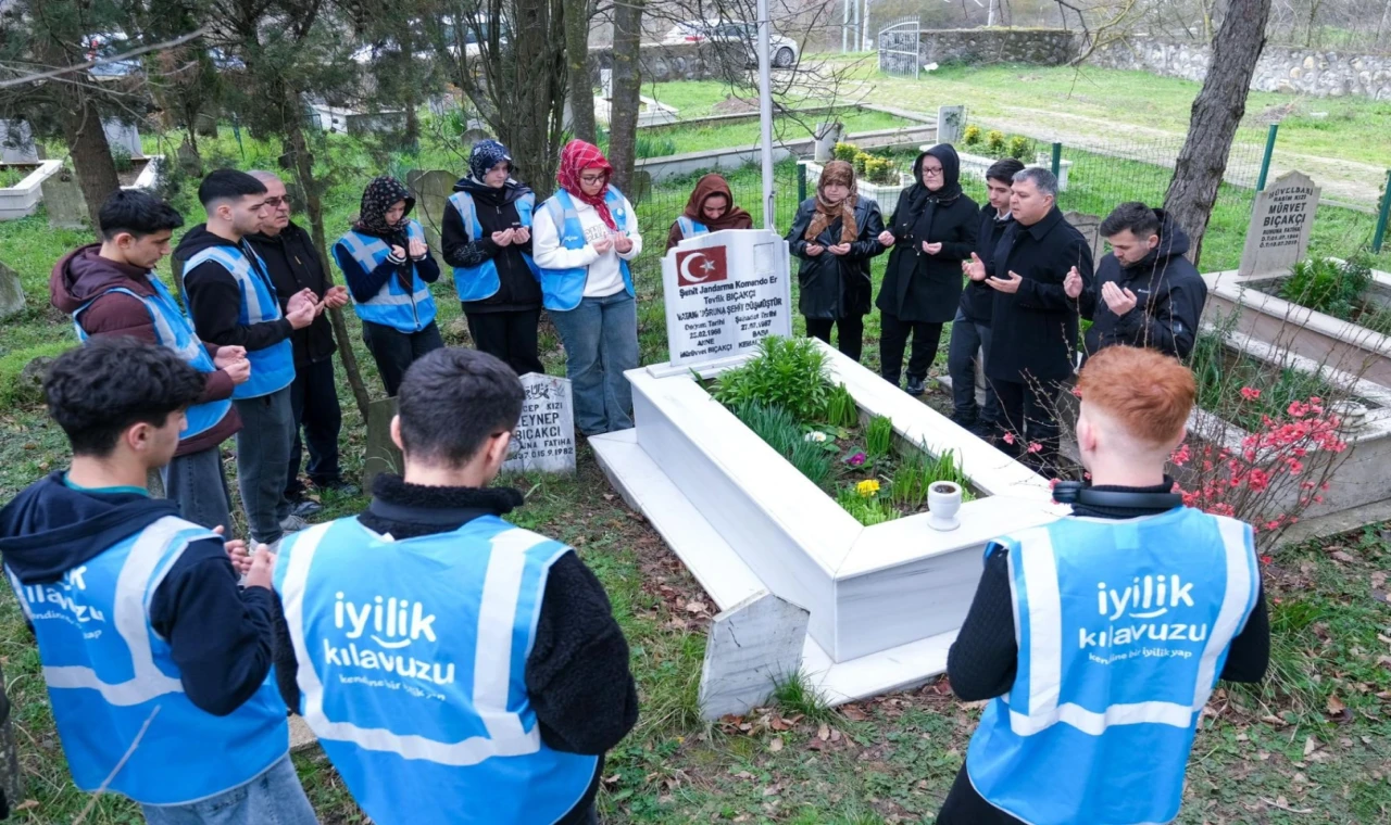 Kocaeli’de gençlerden şehitliğe saygı görevi