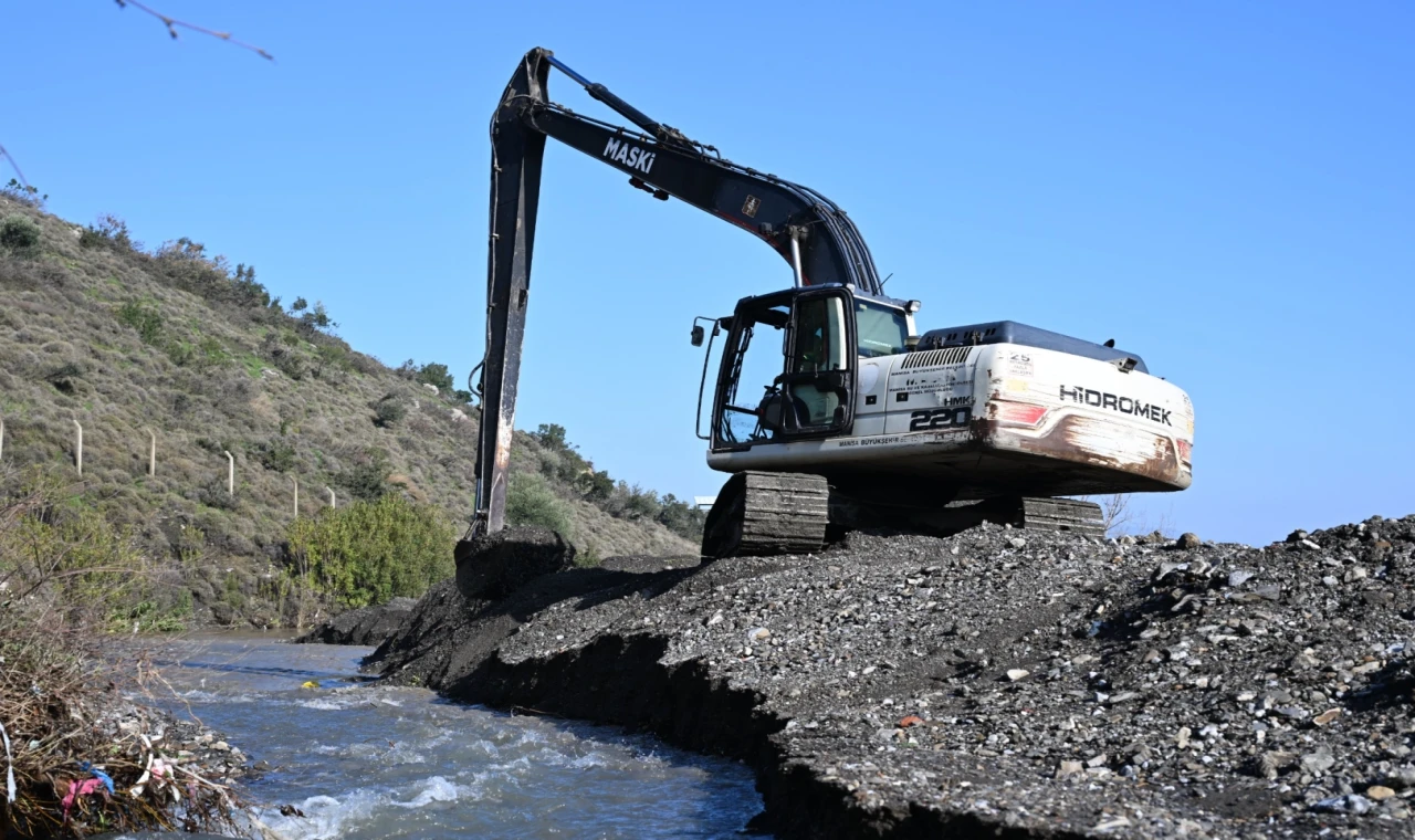 Manisa’da MASKİ Kırtık Deresi’ni temizledi