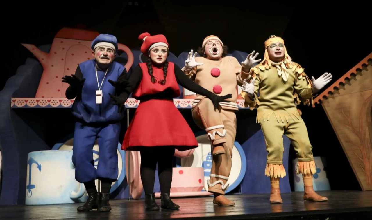 Mersin’de “Bisküvi Adam” oyunu Silifkeli miniklerle buluştu