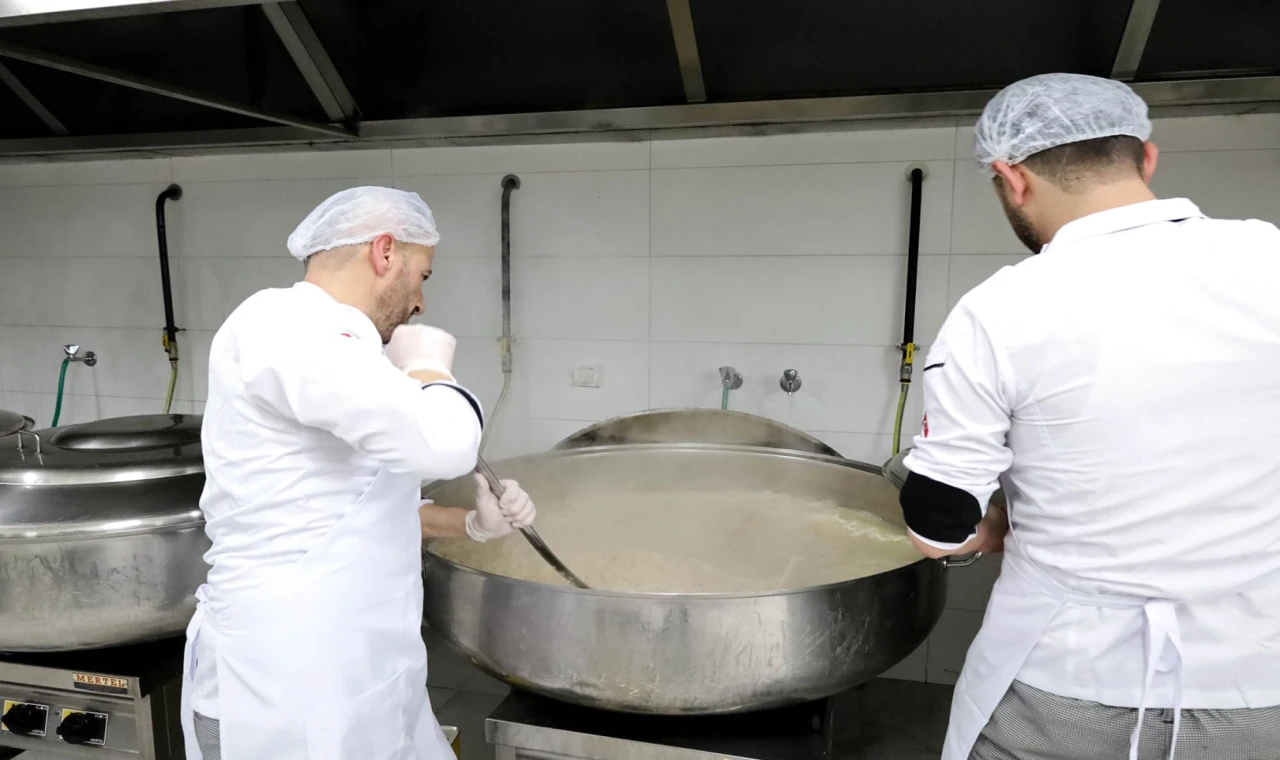 Sakarya’da 90 bin kişilik iftar yemeği kendi kazanlarında pişiriyor