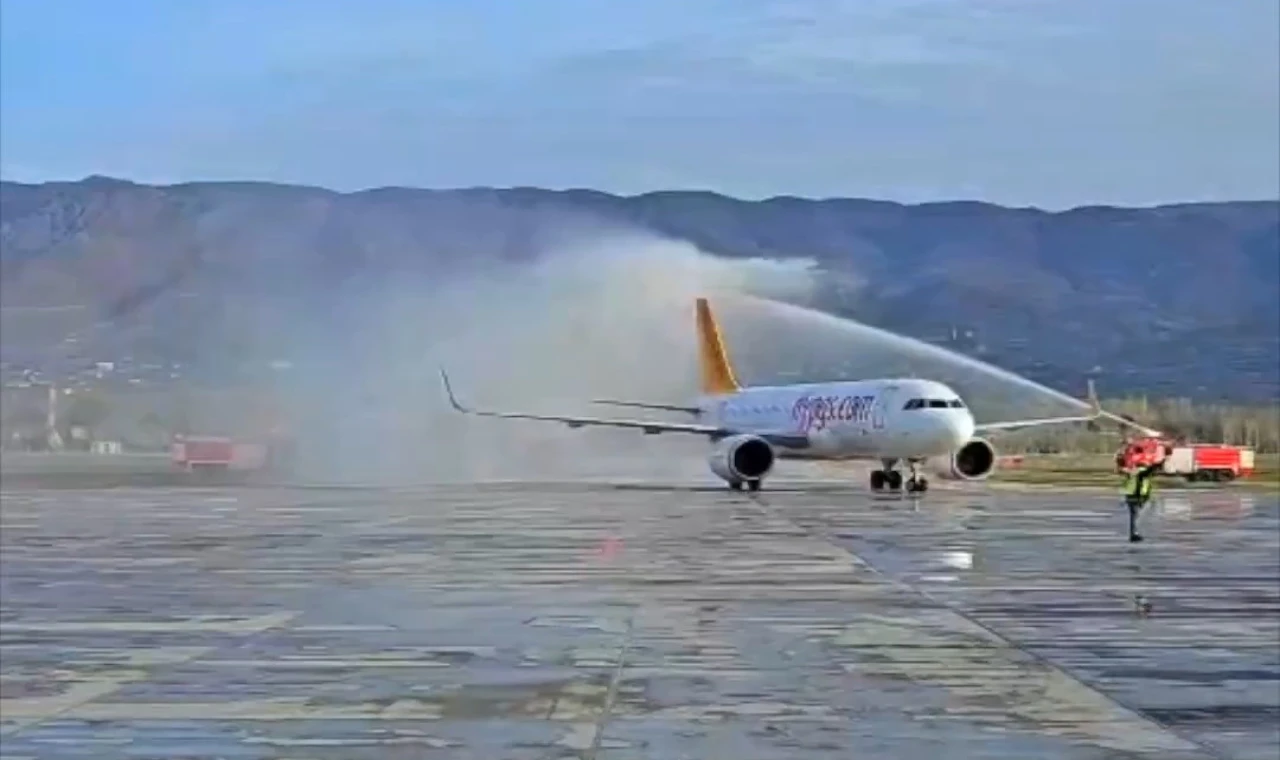 Tokat??İzmir uçuşları başladı... İlk sefere su takı seremonisi