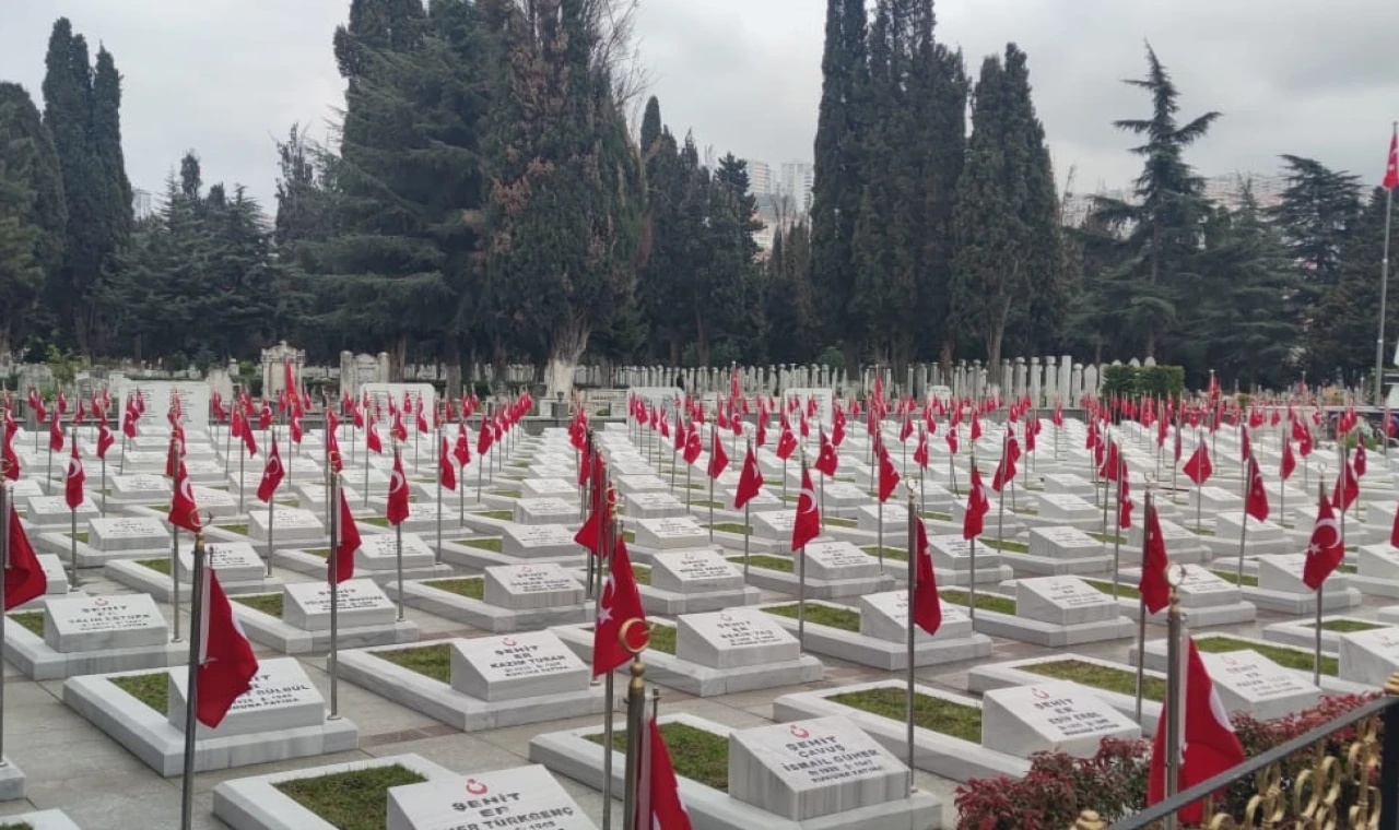 Trabzon’da Büyükşehir mezarlıkları bayrama hazırladı