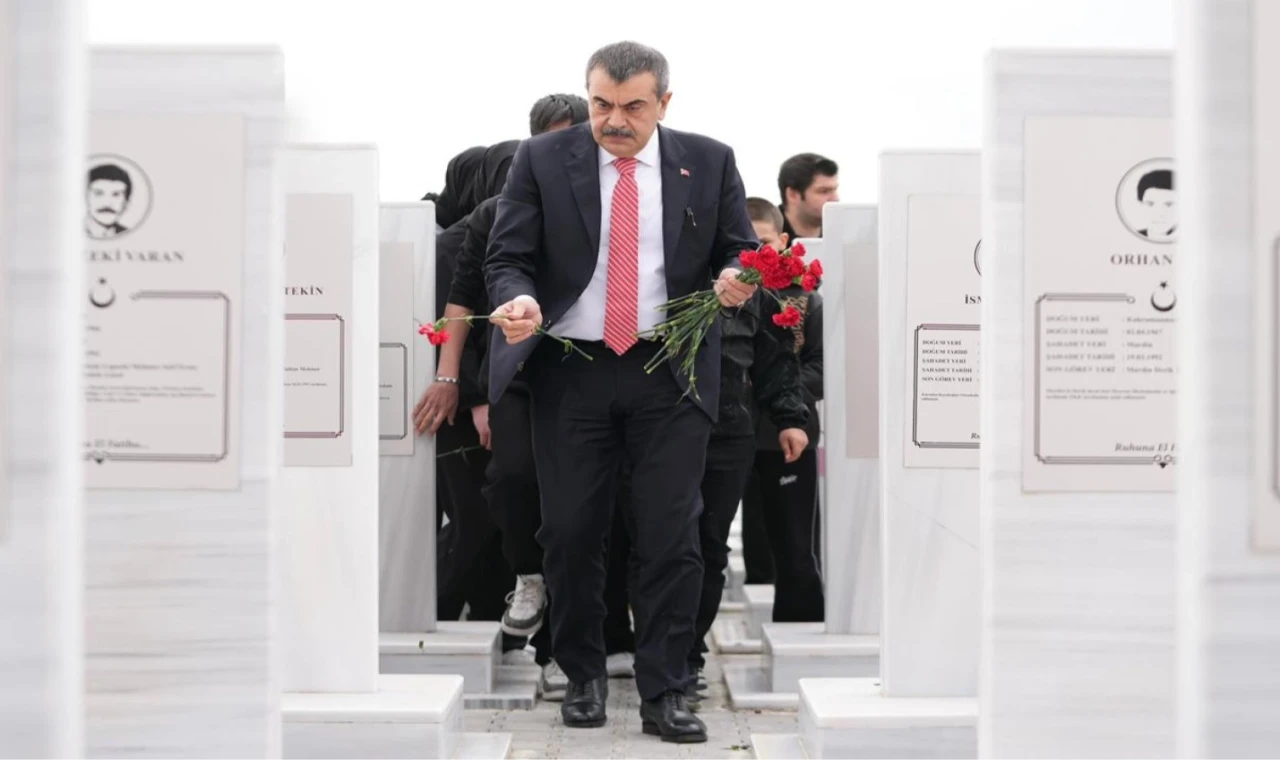 Bakan Tekin’den Şehit Öğretmenler Anıtı’na ziyaret