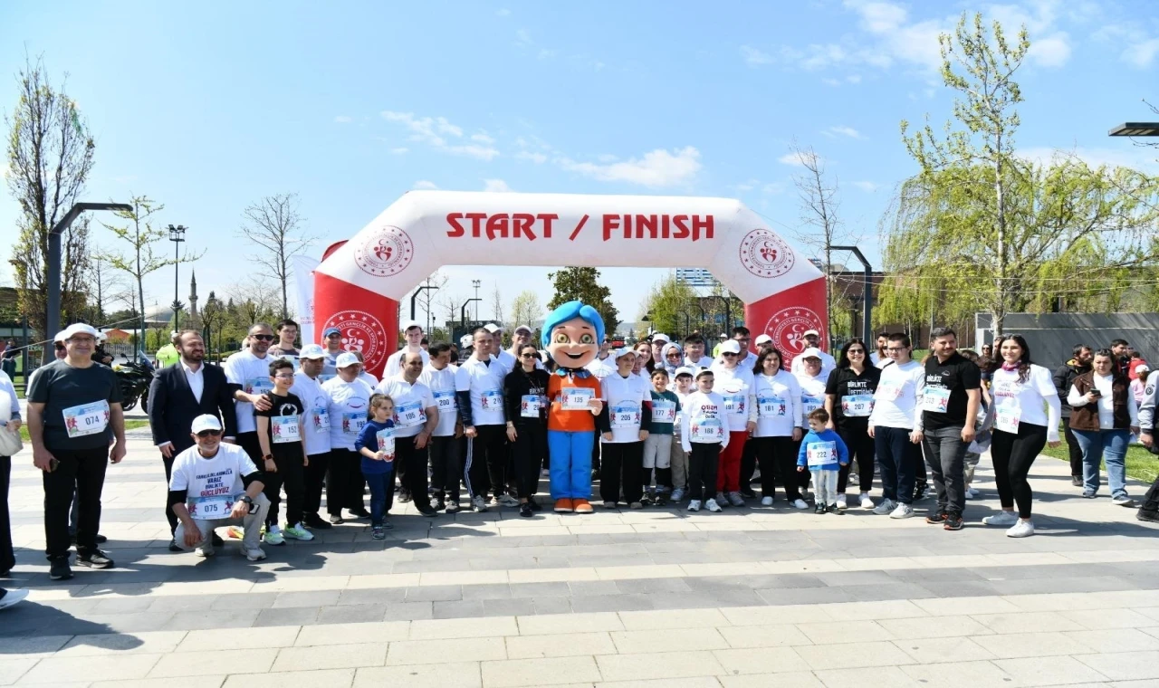 Balıkesir’de otizm farkındalığı için koşuldu