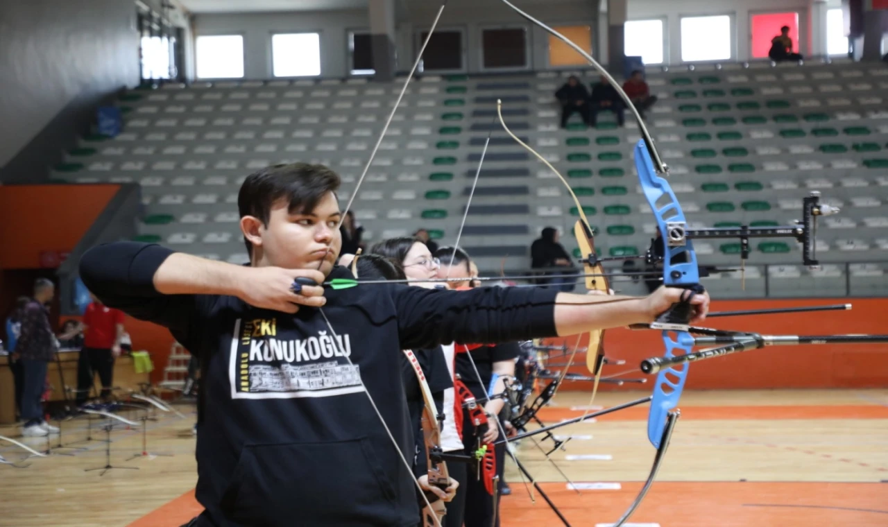 Bursa İnegöl’de öğrenciler okçuluk maharetlerini yarıştırdı