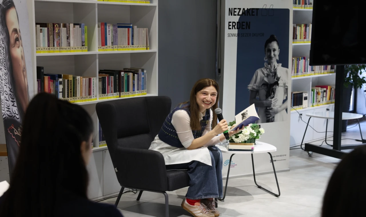 Bursa Nilüfer’de Nezaket Erden, ’Sennur Sezer’ şiirleri okudu