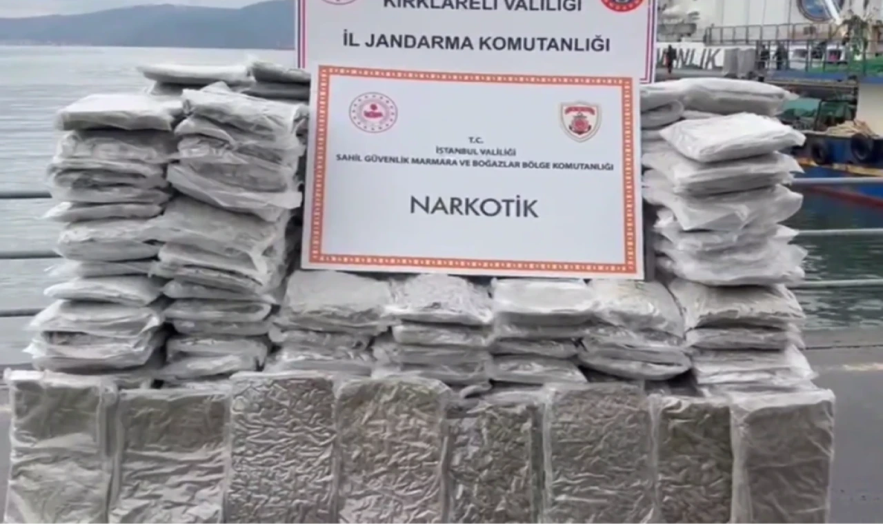 İstanbul açıklarında narko operasyon... Kilolarca skunk ele geçirildi