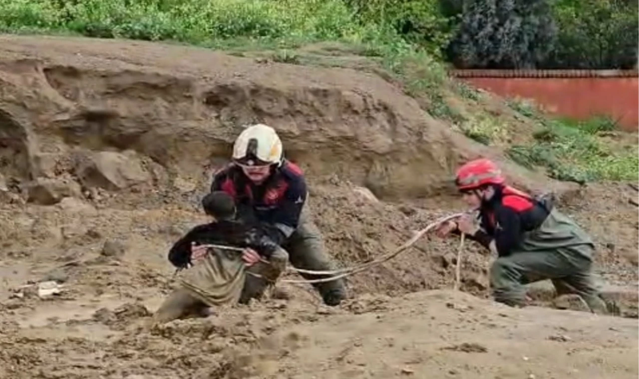 İzmir Torbalı’da çamura saplanan iki çocuğu itfaiye kurtardı