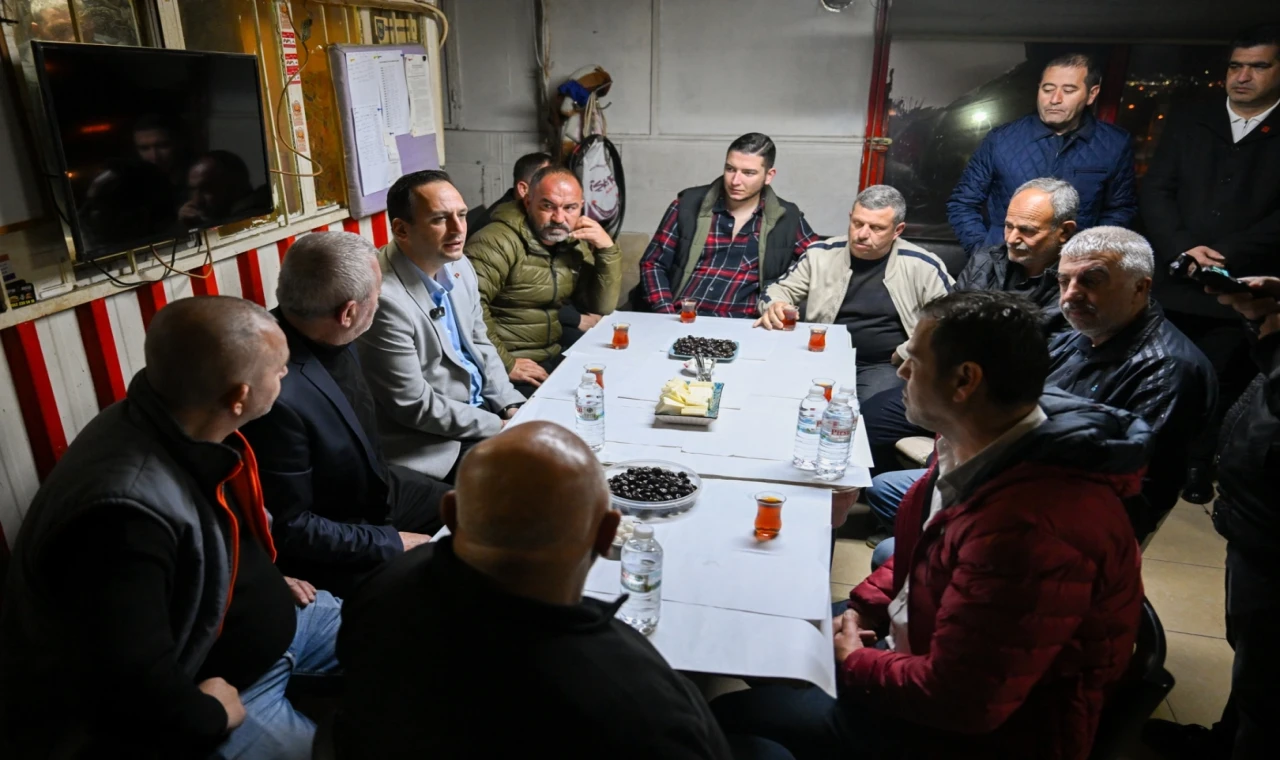 İzmir’de Başkan Eşki minibüsçülerle kahvaltıda buluştu