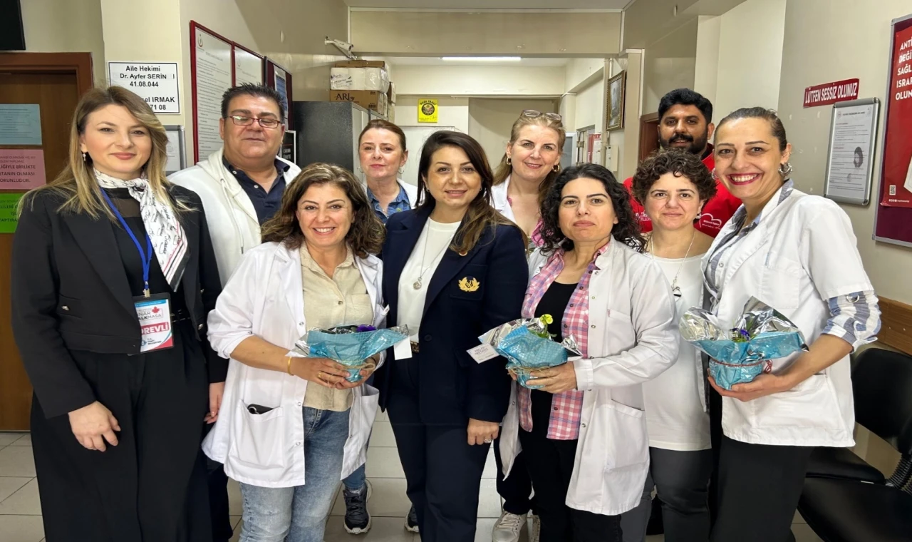 İzmit Belediyesi’nden ebelere anlamlı ziyaret