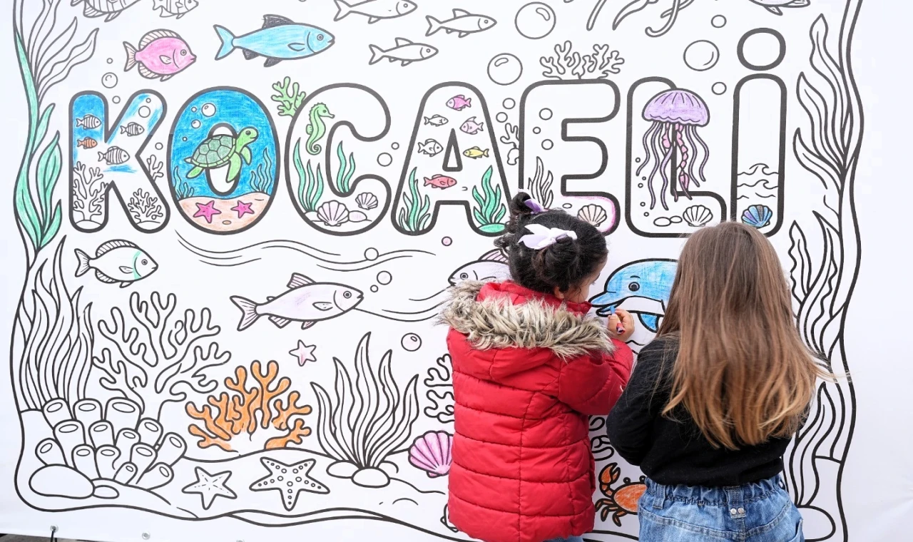 Kocaeli’de dev küp, çocukların dünyası ile renklendi