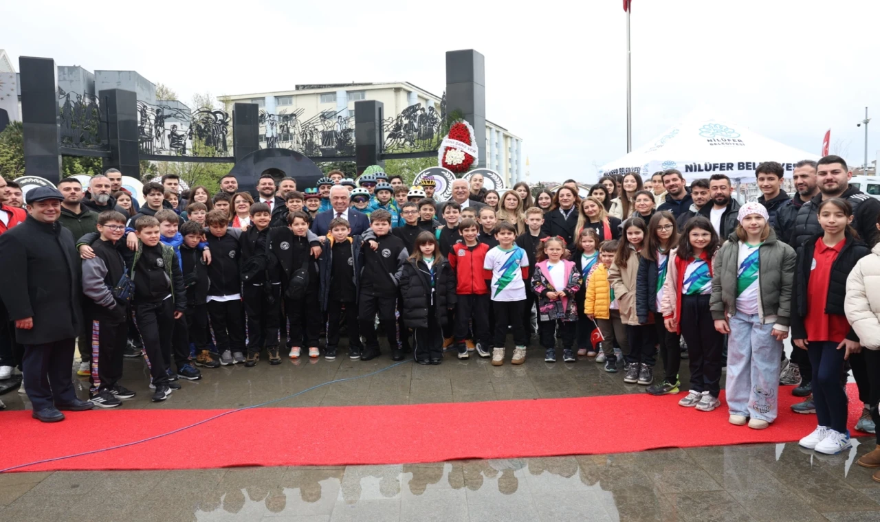 Nilüfer, 23 Nisan’ı Cumhuriyet Meydanı’nda kutladı