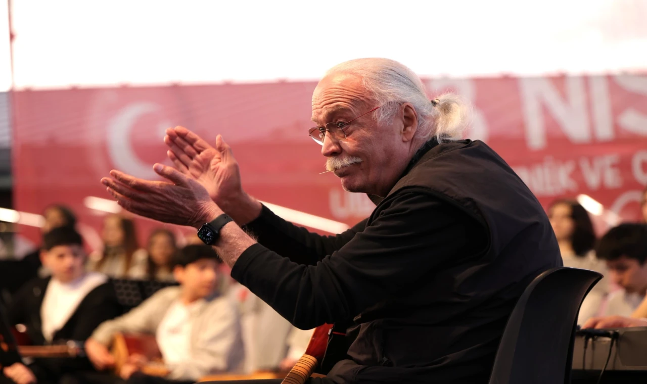 Usta sanatçı Cahit Berkay, Bursa Osmangazi’de gençlerle aynı sahneyi paylaştı