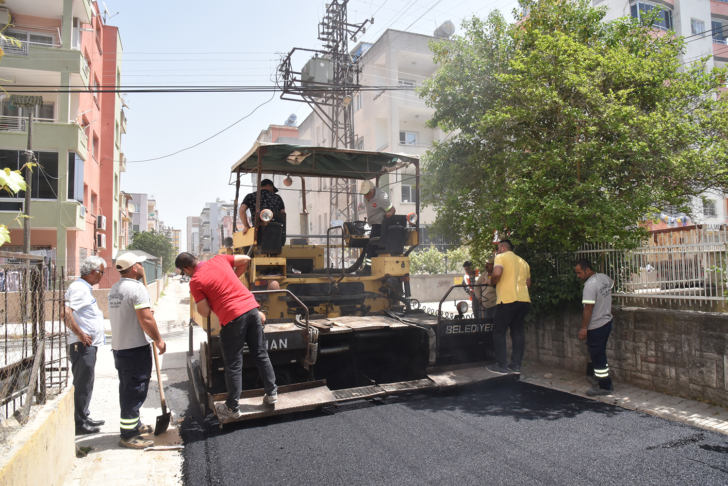 Ceyhan’da asfaltlama çalışması hız kesmiyor