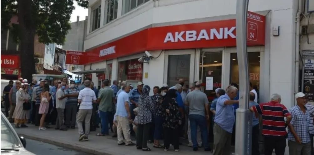 Emekliler promosyon için çaresizce banka kuyruğu bekliyor