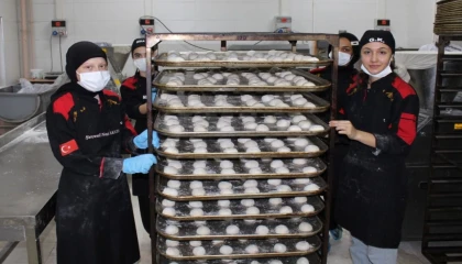Aksaray’da liseli öğrenciler ekmek üretiyor