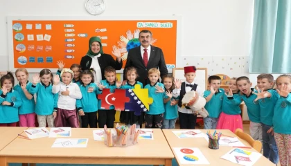 Bakan Tekin TMV okullarını ziyaret etti