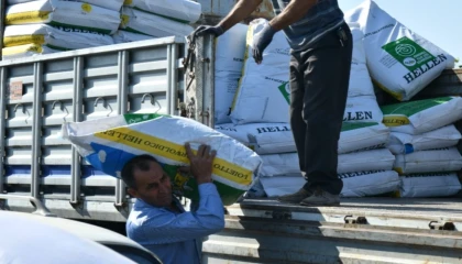 Çiftçinin yüzü gübreyle güldü