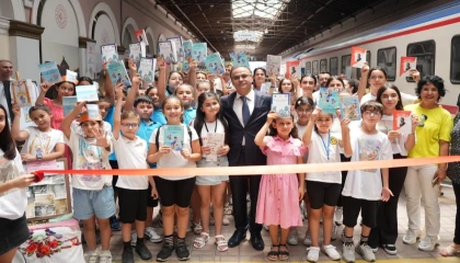 İzmir’de geleceğin yazarları Türkçe’nin incelikleriyle tanışıyor