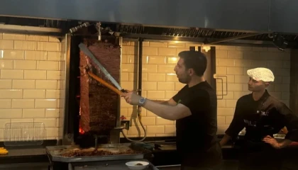 Ünlülerin dönercisi Serkan Mutlu’nun markası Mutlu Et şimdi Bursa’da!