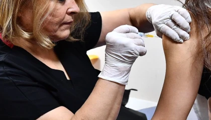 İzmir Büyükşehir HPV aşısı uygulamasını başlattı... Kadınlar ilk dozları yaptırdı