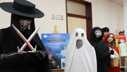 Sakarya’da lise öğrencileri 40 roman kahramanına hayat verdi