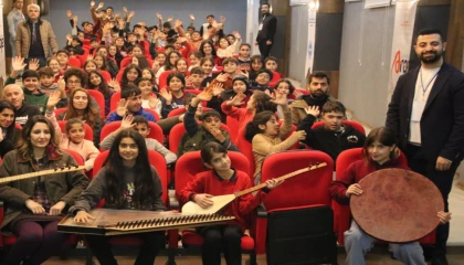 Türküler eşliğinde müzik aletlerini tanıtıyor