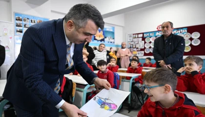 Bursa Yıldırım’da ilk dönemi tamamlayan öğrencilerin heyecanına ortak oldu