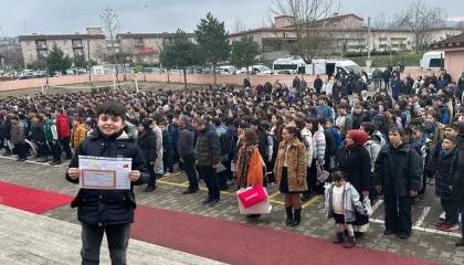 Düzce’de öğrenciler karnelerine kavuştu