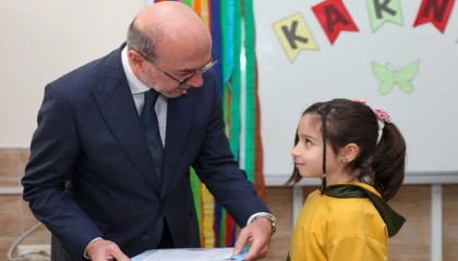 Konya protokolü çocuklara karnelerini dağıttı